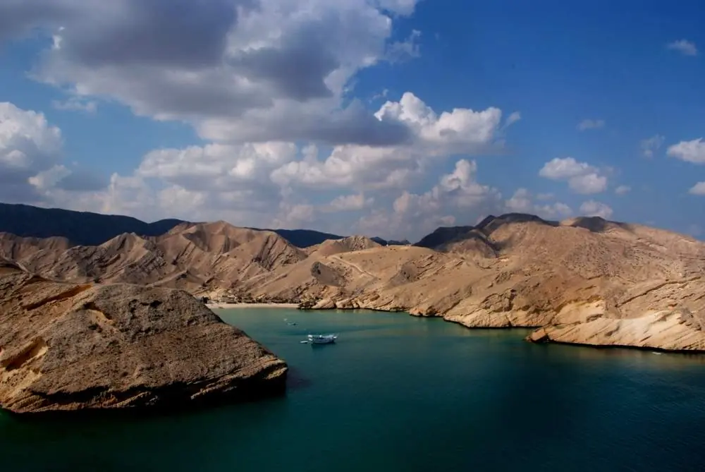 سواحل يتي والخيران القريبة — بيئةٌ طبيعيةٌ للتعلّم عن البحر والاستدامة (صورة إرشادية).